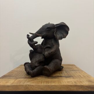 Olifant vader omarmd kind Polyresin